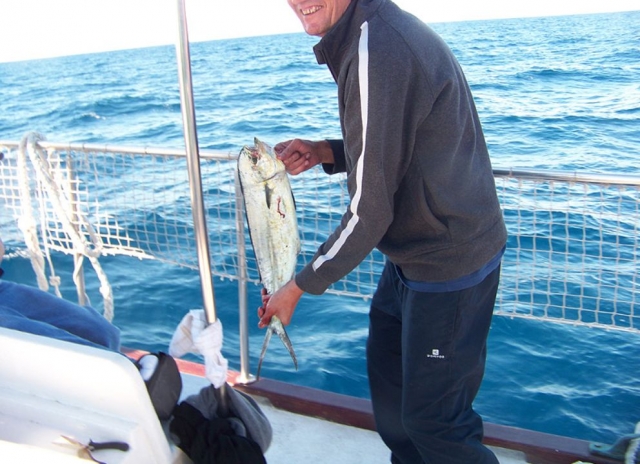 Mostrando el ejemplar recien pescado